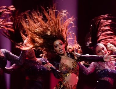 Η Ε.Φουρέιρα δίνει συναυλία στα Τίρανα την ώρα που η Ελλάδα πενθεί